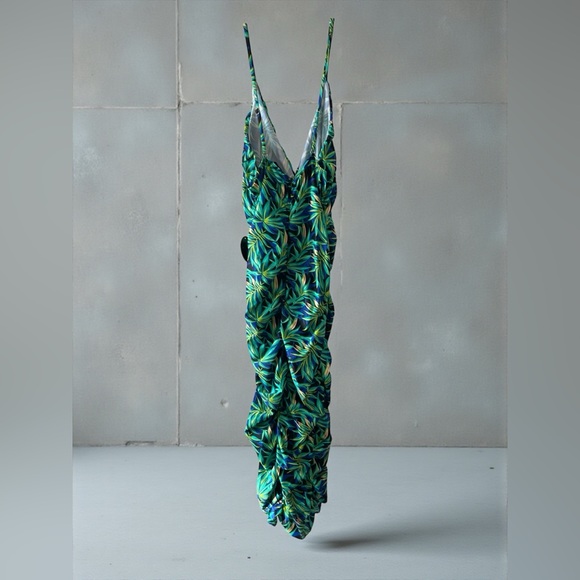 HOT MIAMI STYLES TROPICAL PRINT V NECK
SPAGHETTI STRAPS RUCHED
DRESS - Picture 4 of 8